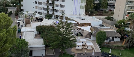 Ein Hotel mit Dachpool, Außenbereich und einem großen Gebäude mit mehreren Balkonen.