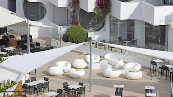 2 bars/lounges, cocktail bar