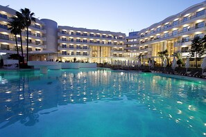 A hotel with a central swimming pool, multiple balconies, and a modern architectural design. - BG Hotel Rei del Mediterrani (Muro)