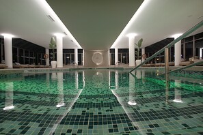 Kolam renang indoor dan kolam renang outdoor, dengan payung kolam renang