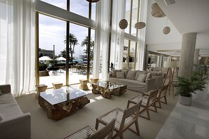 Coin salon dans le hall