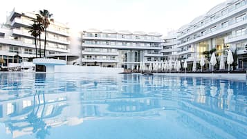 Innenpool, Außenpool, Sonnenschirme, Liegestühle