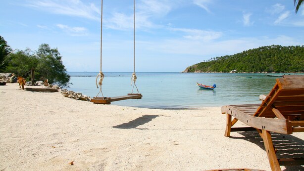 On the beach, sun loungers, beach umbrellas, beach towels - Cookies Salad Resort (Ko Pha-ngan)