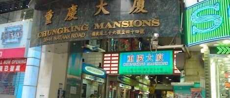 Fachada de un edificio con letrero que dice 'CHUNGKING MANSIONS' en Nathan Road.
