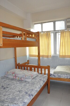 Desk, free WiFi - Dragon Hostel (Kowloon)