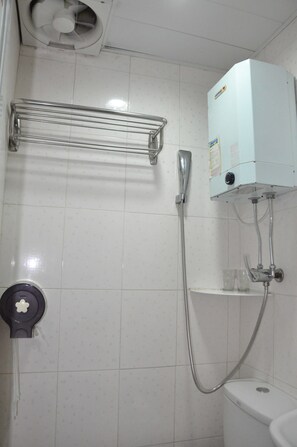 ห้องพักเตียงใหญ่ ห้องน้ำรวม  | ห้องน้ำ | ฝักบัว, ไดร์เป่าผม (มีให้บริการตามคำขอ), รองเท้าสวมภายในห้อง, ผ้าเช็ดตัว