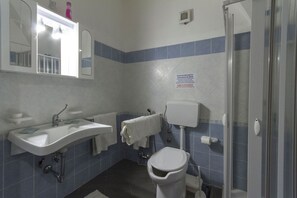 تجهيزات دش، مراحيض شطف، مناشف، صابون