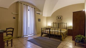 Habitación doble de uso individual | Mobiliario individual, escritorio, espacio para trabajar con un portátil