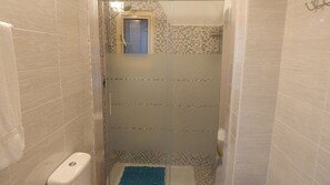 Quadruple Room | Bathroom | Shower, bidet, towels, soap