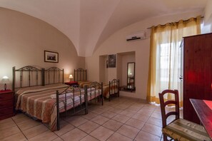 Vierbettzimmer | Individuell eingerichtet, Schreibtisch, laptopgeeigneter Arbeitsplatz