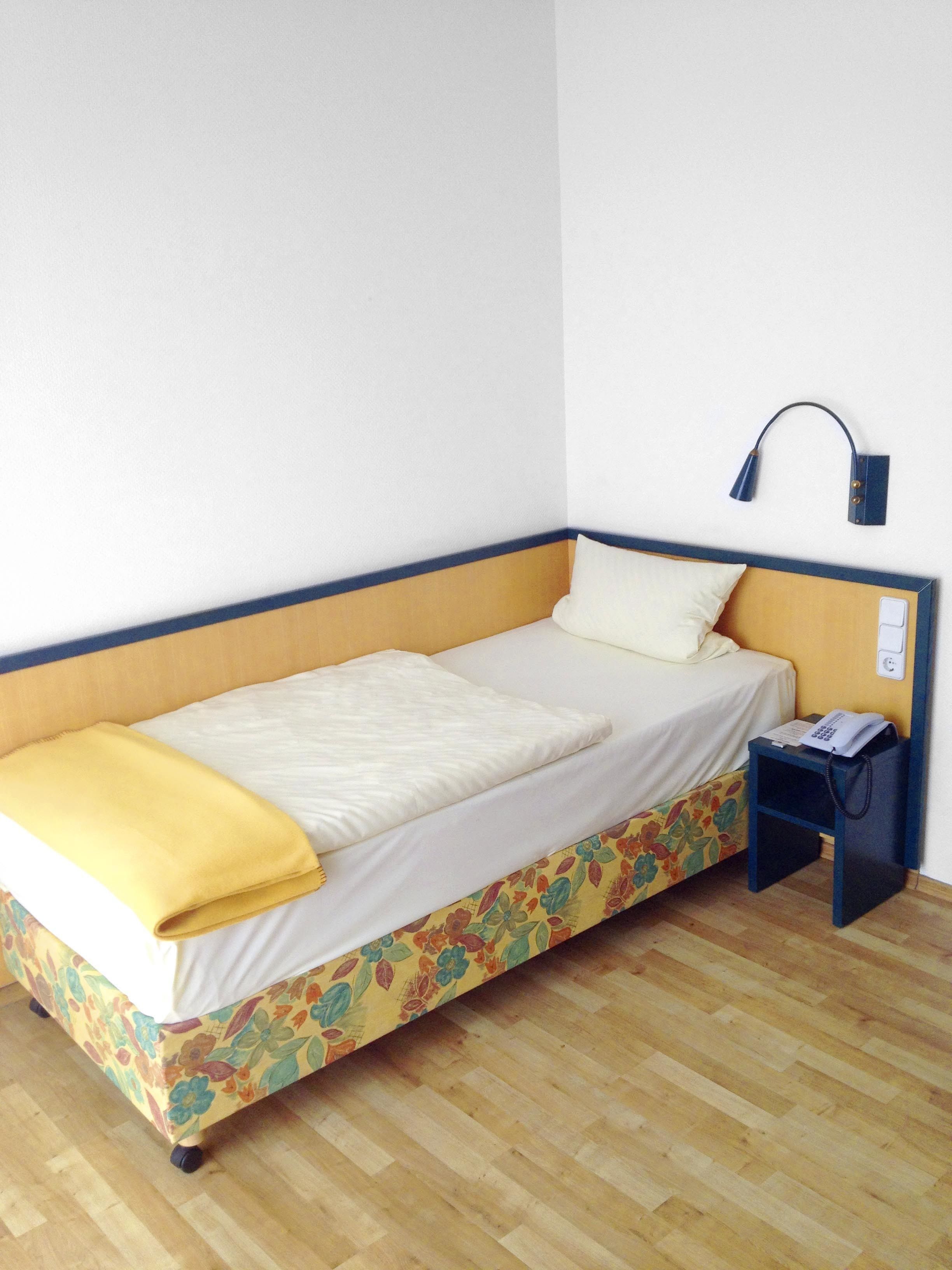 standard single room | hypo-allergenic bedding, in-room safe, desk, blackout curtains