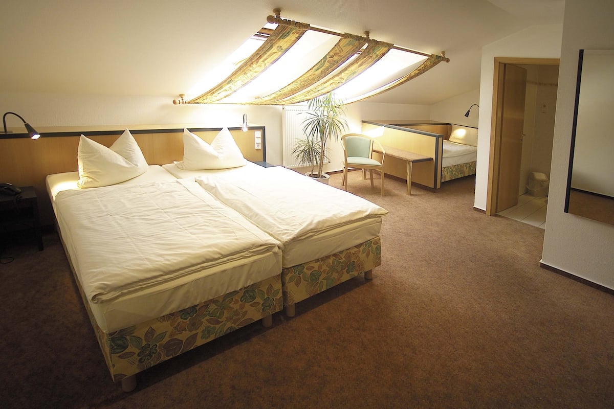 Hypo-allergenic bedding, in-room safe, desk, blackout curtains