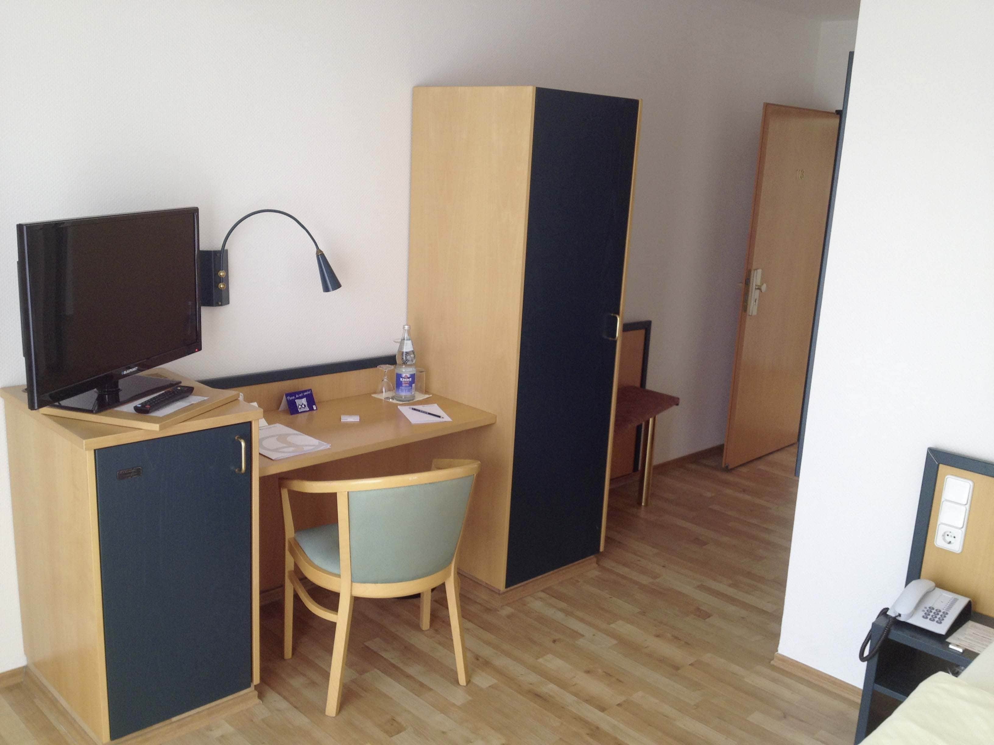 standard single room | living area | 32-inch flat-screen tv with cable channels, tv