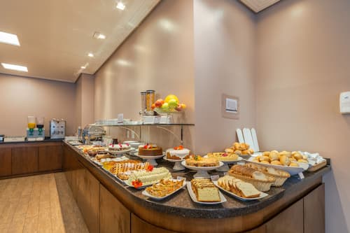 Café da manhã com buffet grátis todos os dias