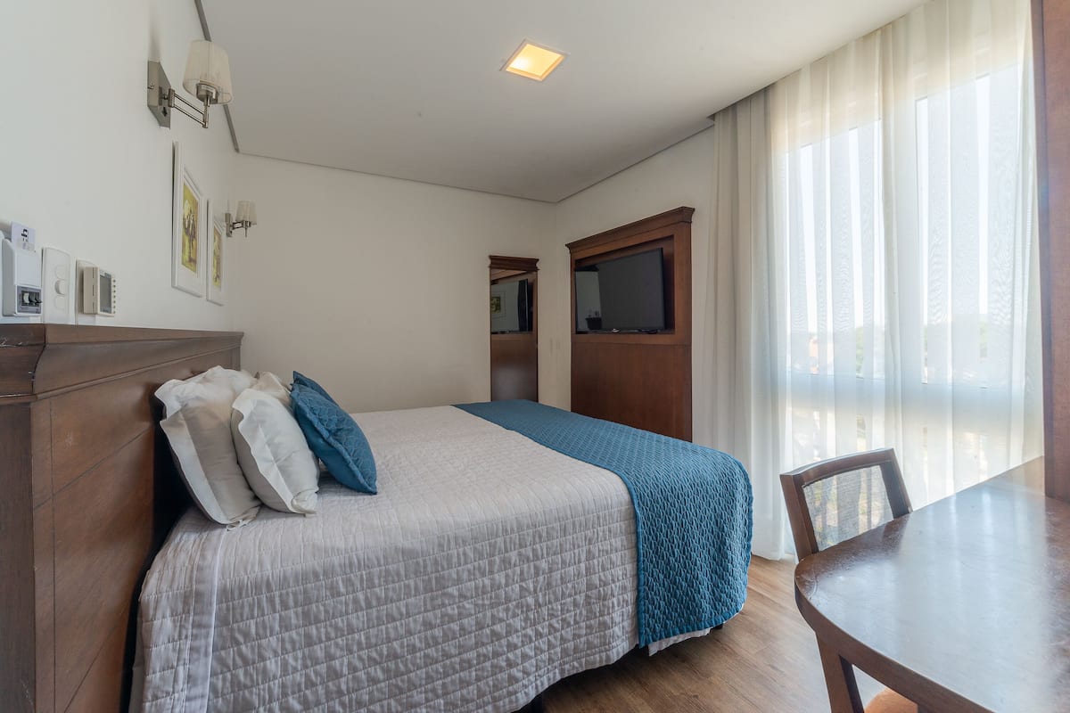 Habitación estándar con 1 cama doble o 2 individuales, 1 cama de matrimonio | 1 dormitorio, minibar, mobiliario individual