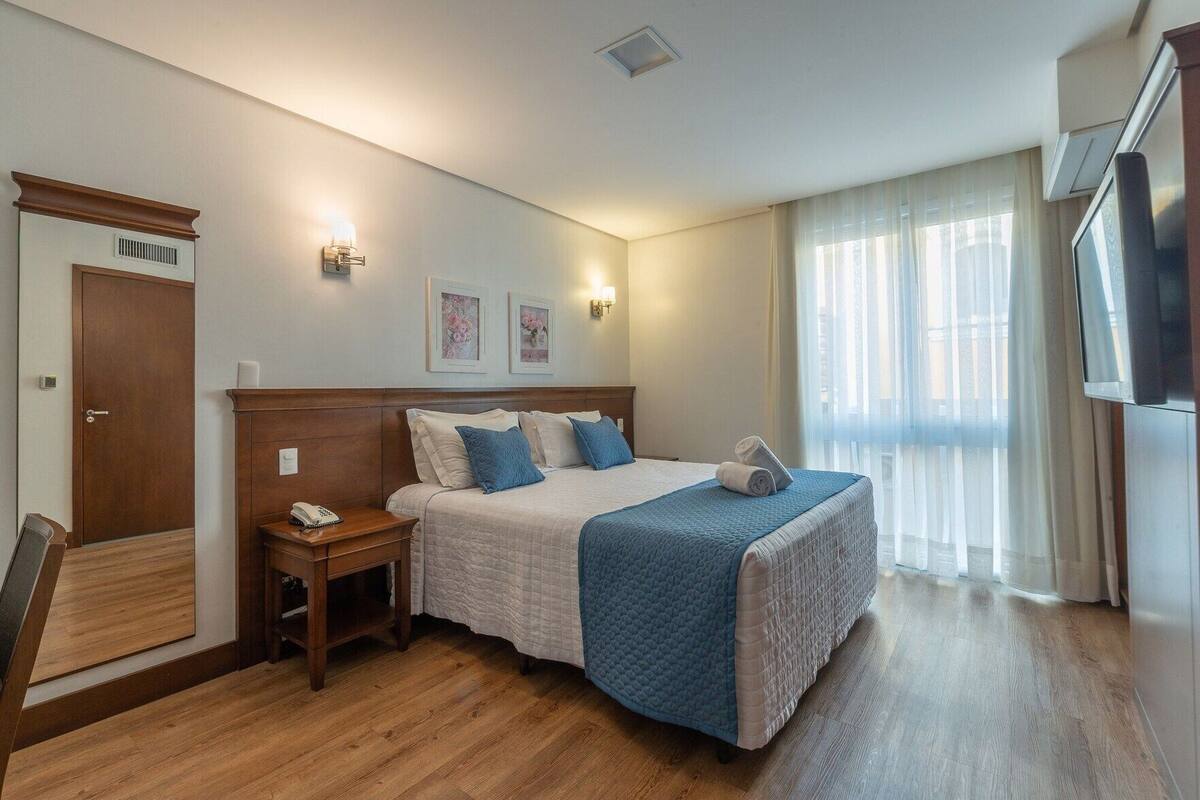 Minibar, espacio para trabajar con laptop y cortinas blackout 