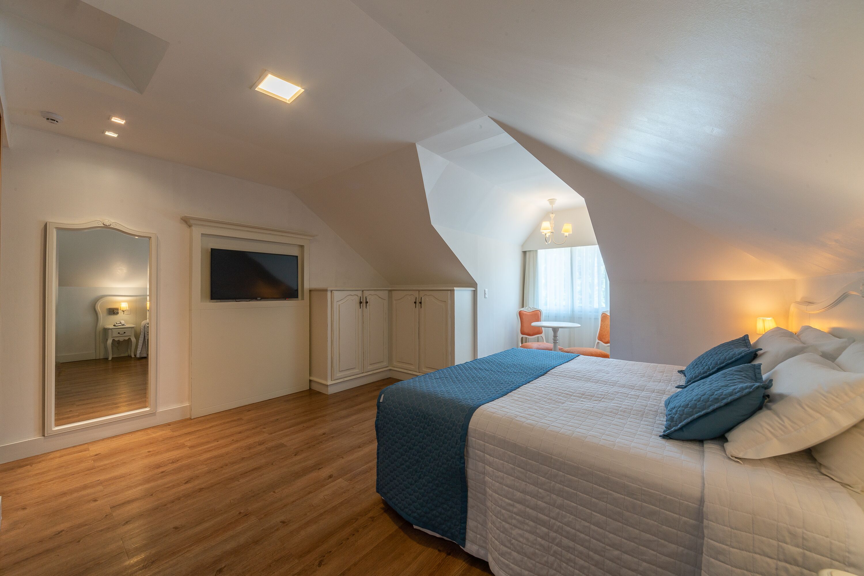 luxury room | 1 bedroom, minibar, individually furnished, laptop workspace