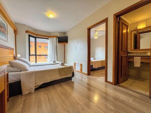 Copriletto in piuma, minibar, una cassaforte in camera, una scrivania