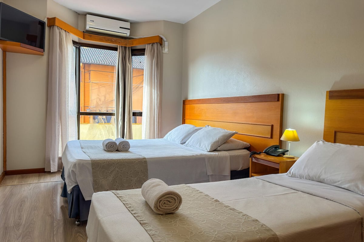 Cubrecamas, minibar, caja de seguridad en la habitación y escritorio