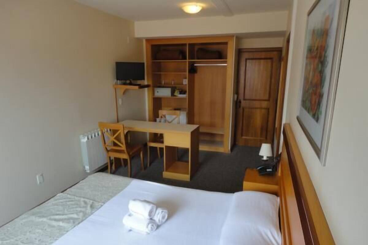 Cubrecamas, minibar, caja de seguridad en la habitación y escritorio