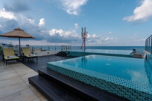 Açık yüzme havuzu, 7 ve 22 saatleri arasında açık, havuz şemsiyeleri 