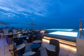 Outdoor pool, open 7 AM to 10 PM, pool umbrellas, sun loungers - Renuka City Hotel (Colombo)