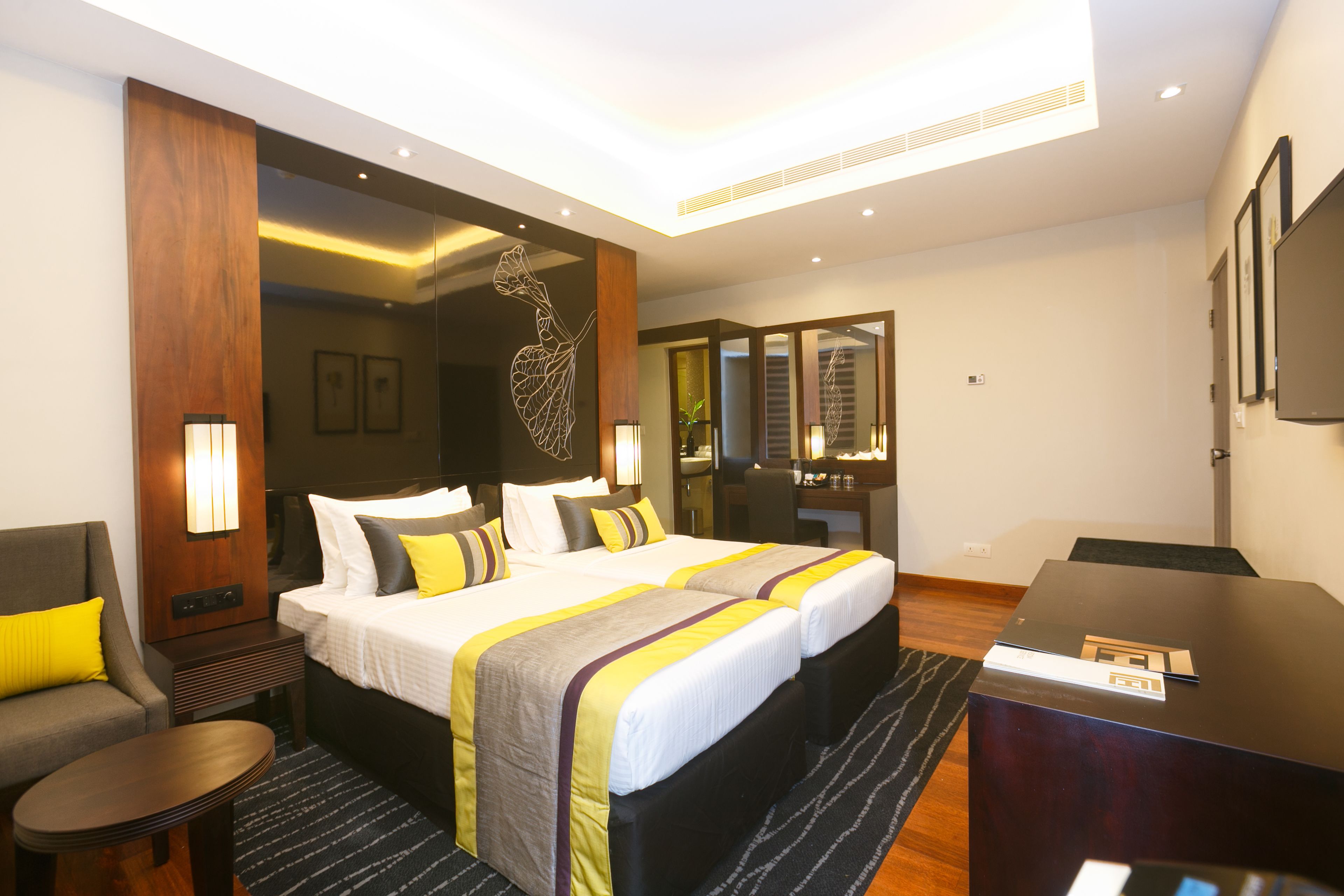 Deluxe Room | Minibar, in-room safe, desk, laptop workspace