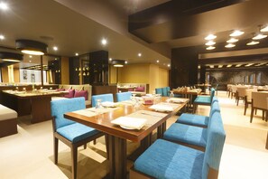 供應早餐、午餐和晚餐，印度料理