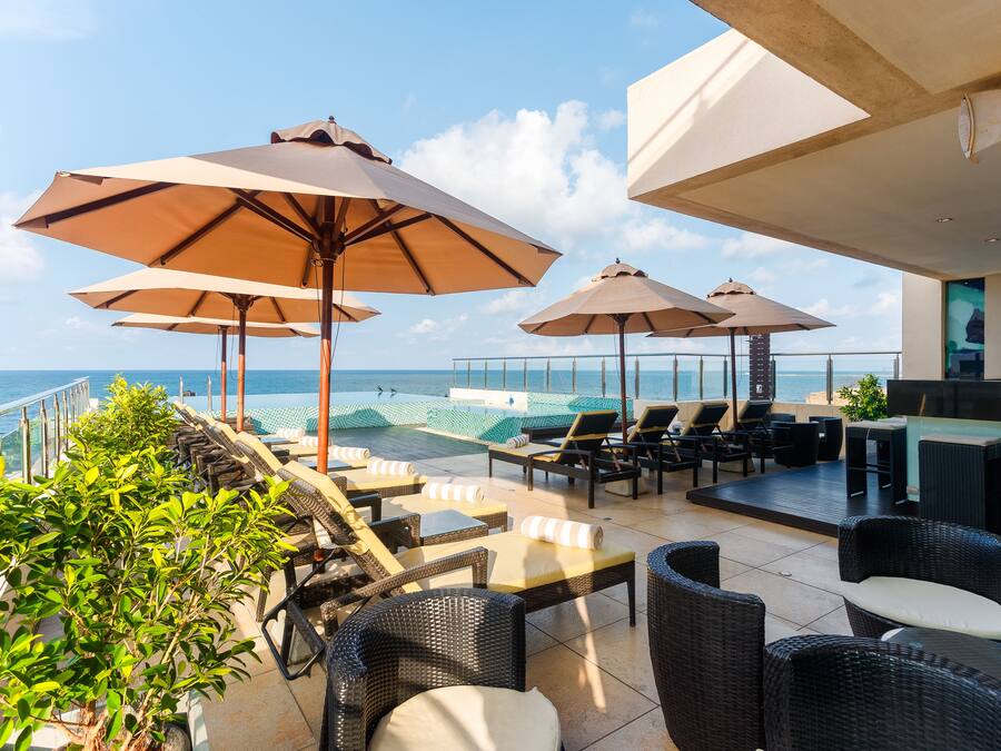 Una piscina al aire libre (de 07:00 a 22:00), sombrillas, tumbonas