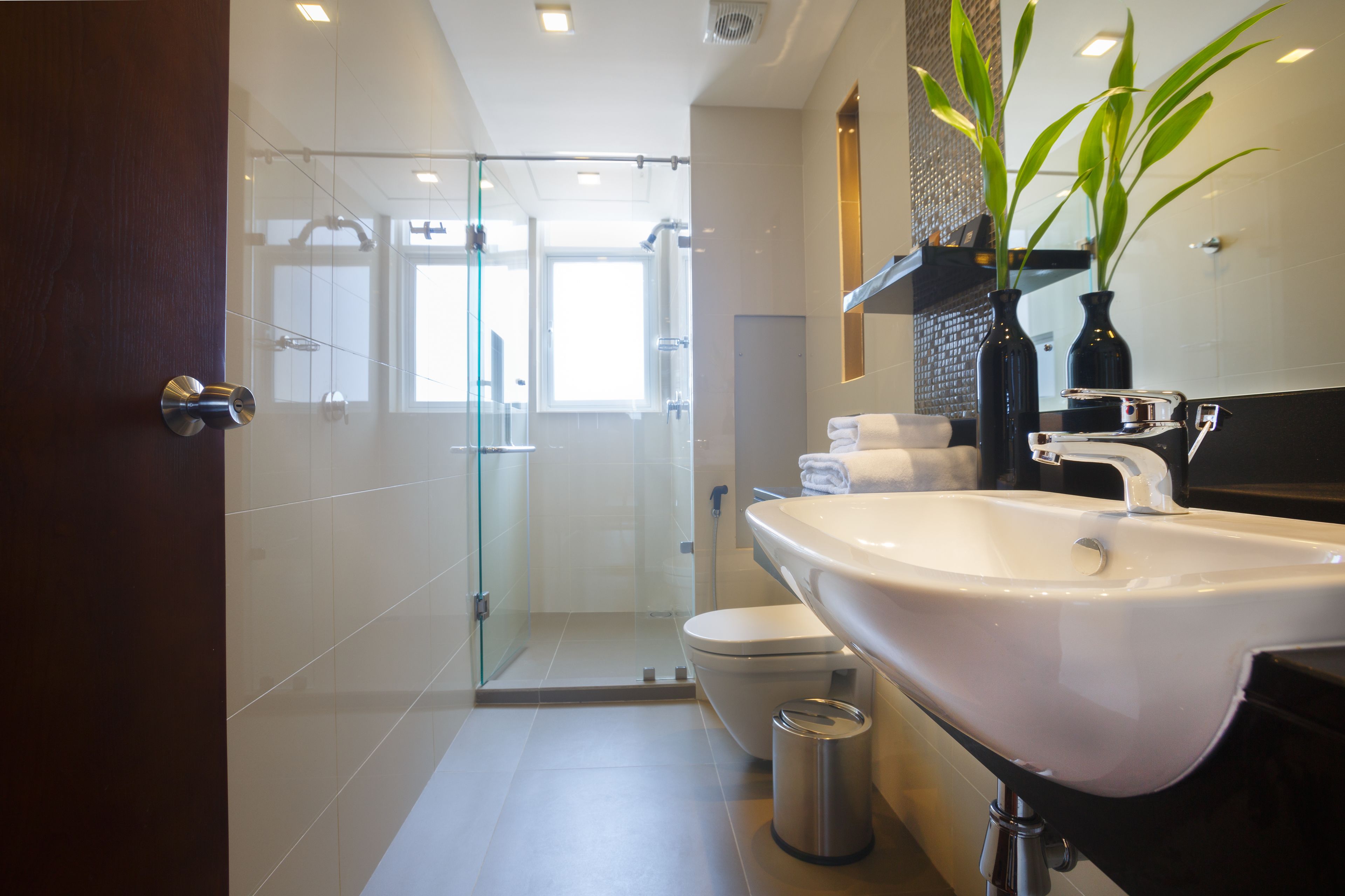 deluxe room | bathroom | shower, free toiletries, hair dryer, bidet