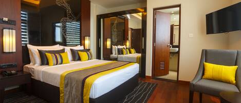 Deluxe Room | Minibar, in-room safe, desk, laptop workspace