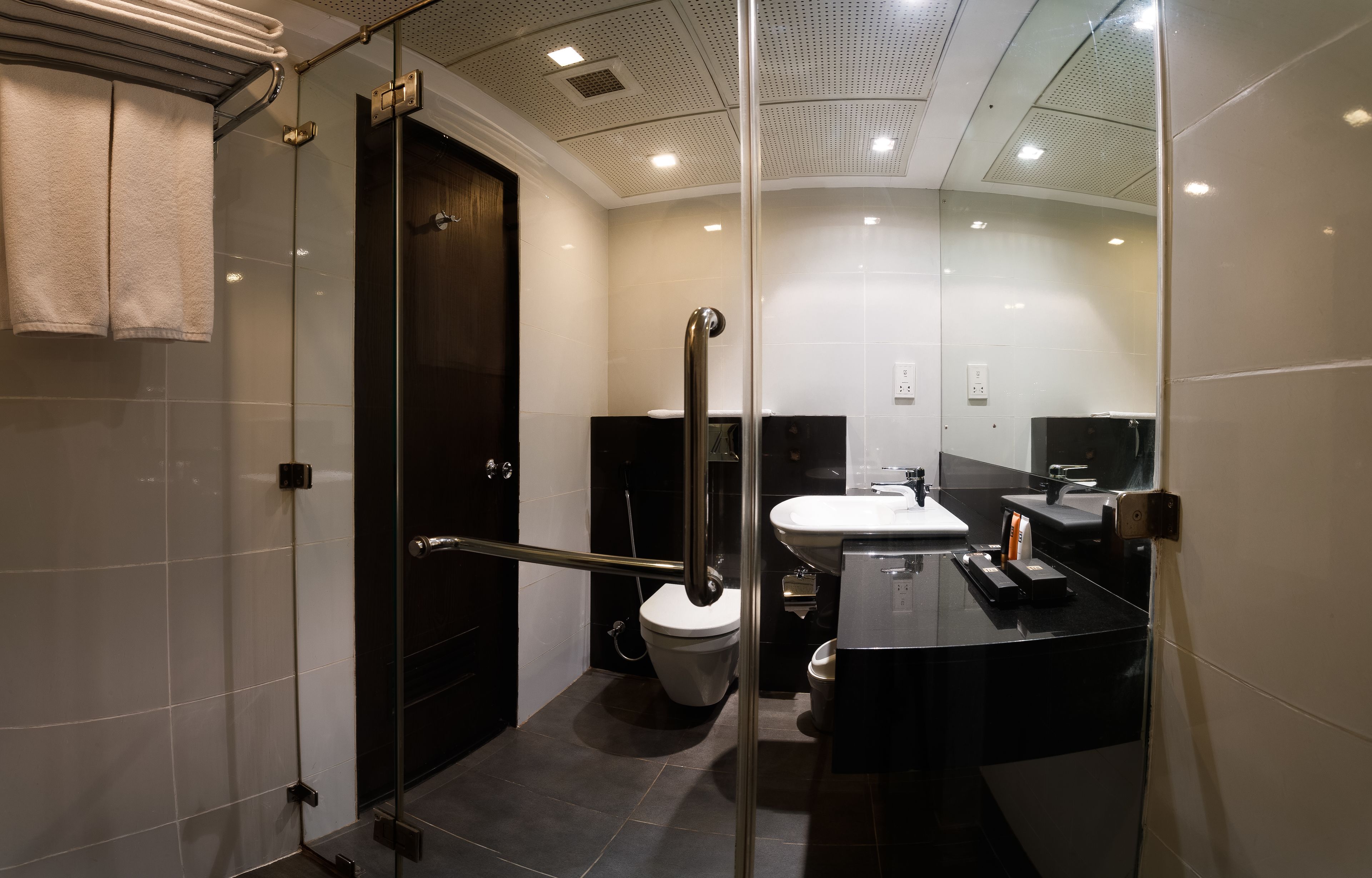 standard room | bathroom | shower, free toiletries, hair dryer, bidet