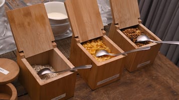 Se sirven almuerzos y cenas, cocina internacional