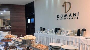 Se sirven comidas, cenas y cocina internacional