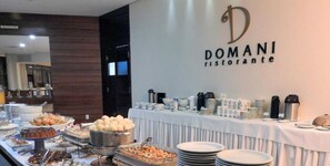 供应午餐和晚餐，国际美食