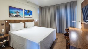 Minibar, brankas, meja kerja, dan kedap suara