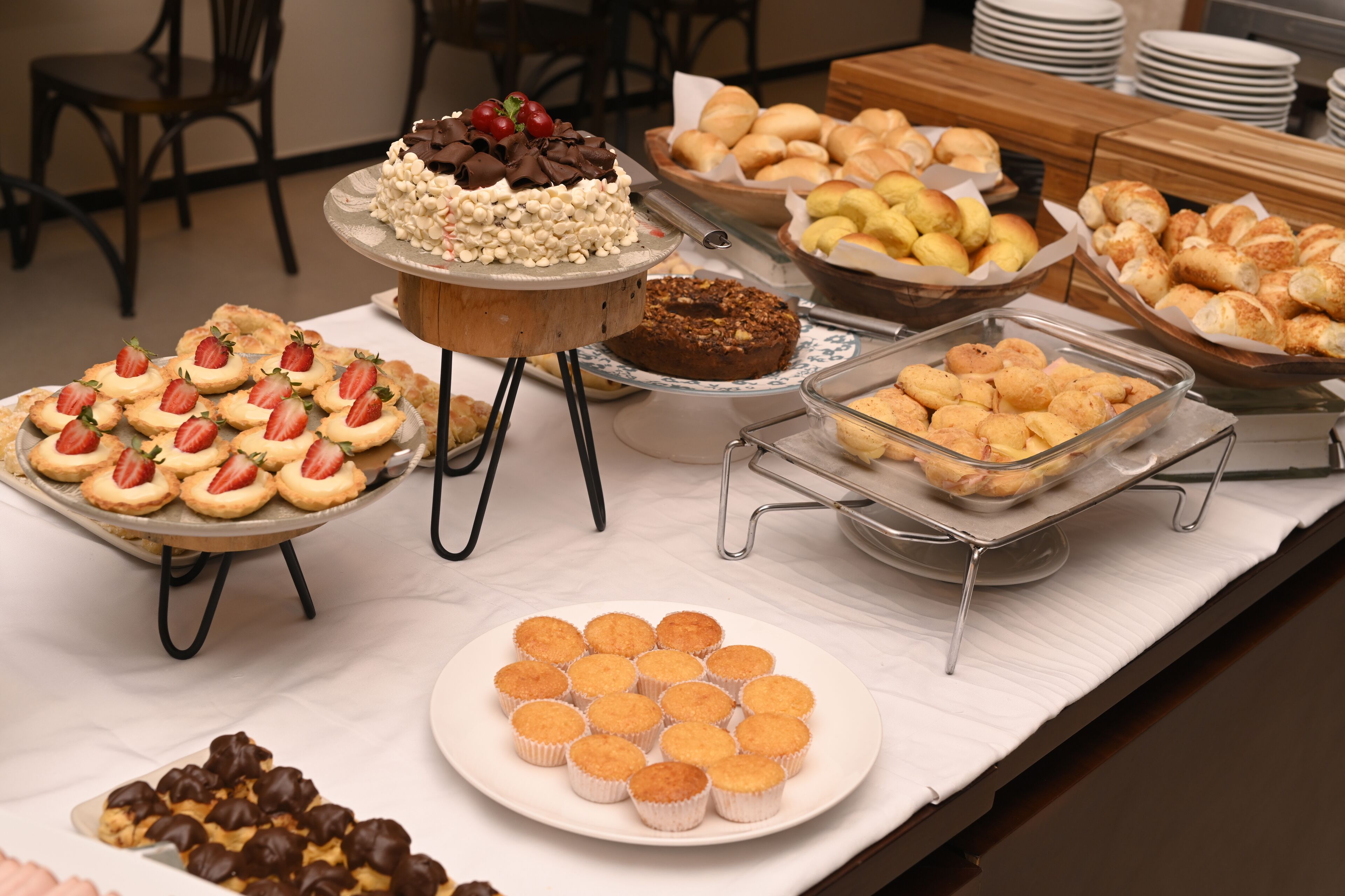 lunch and dinner served, international cuisine