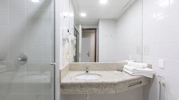 Een douche, een haardroger, handdoeken