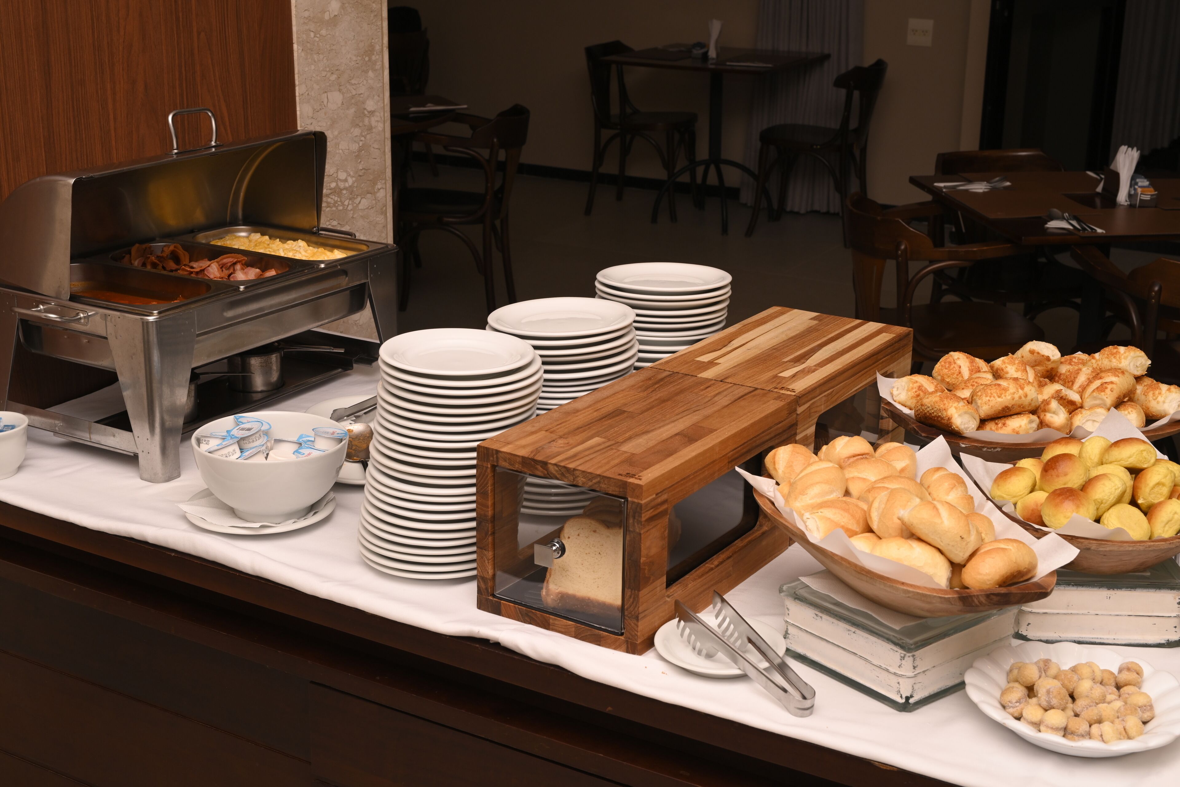 lunch and dinner served, international cuisine