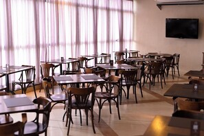 Se sirven almuerzos y cenas, cocina internacional