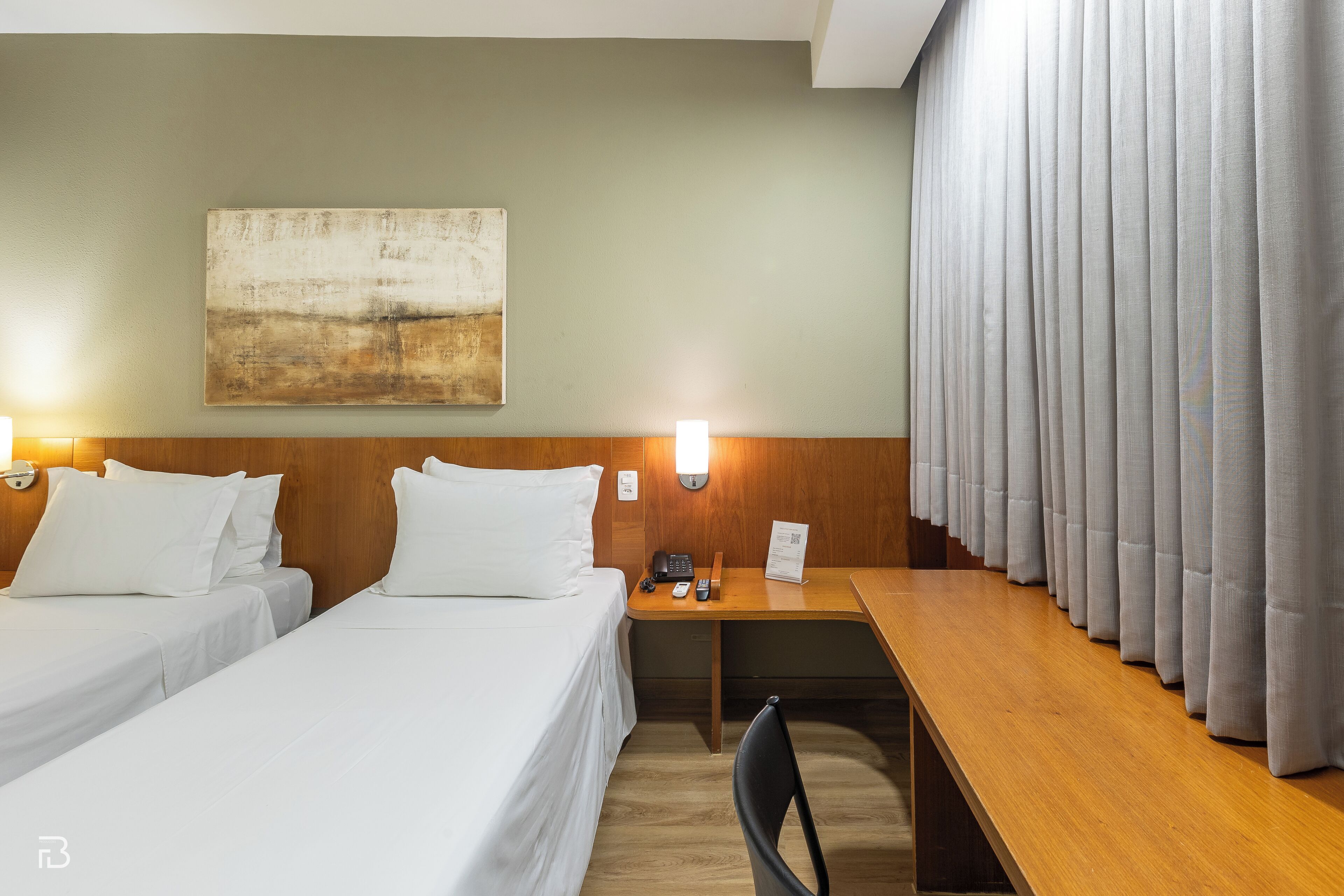 deluxe twin room | minibar, in-room safe, desk, soundproofing