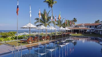 2 outdoor pools, sun loungers