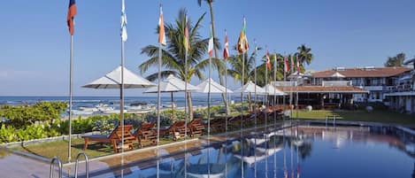 2 hồ bơi ngoài trời, ghế dài tắm nắng