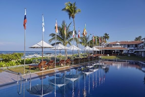 2 piscinas externas, espreguiçadeiras