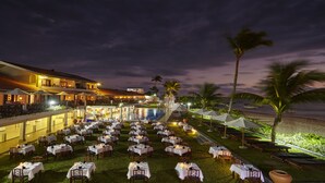 A hotel with outdoor dining areas, a pool, and a beach view. - Coral Sands Hotel (Hikkaduwa)
