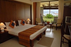 Deluxe Double Room | In-room safe, individually furnished, desk, blackout drapes - Coral Sands Hotel (Hikkaduwa)