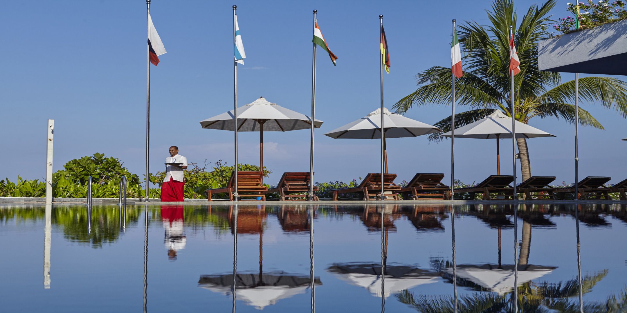 2 outdoor pools, pool loungers