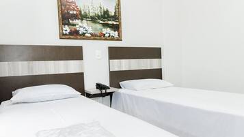 Quarto duplo luxo, 2 camas de solteiro | Frigobar, cofres nos quartos, escrivaninha, cortinas blackout