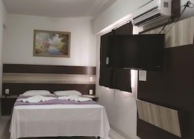 Frigobar, cofres nos quartos, escrivaninha, cortinas blackout