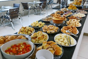 Café da manhã com buffet grátis todos os dias